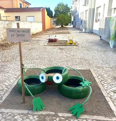 "Aqui vai nascer um jardim" - 3 canteiros com formas de Joaninha, abelha e sapo